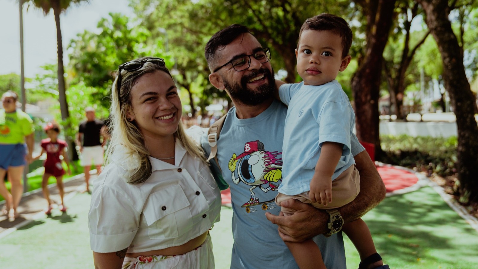 Rafael Pereira, Priscila Gonçalves e Ravi posam para a foto